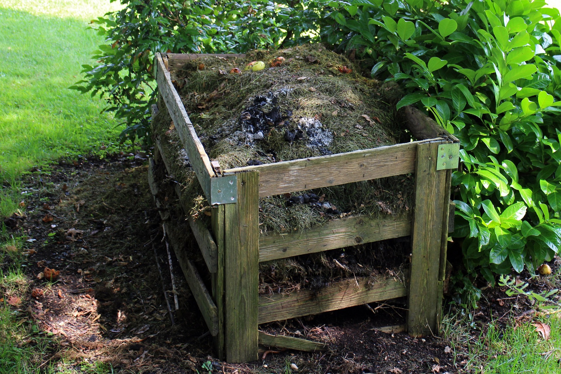 Zelf compost maken in een compostbak in de tuin