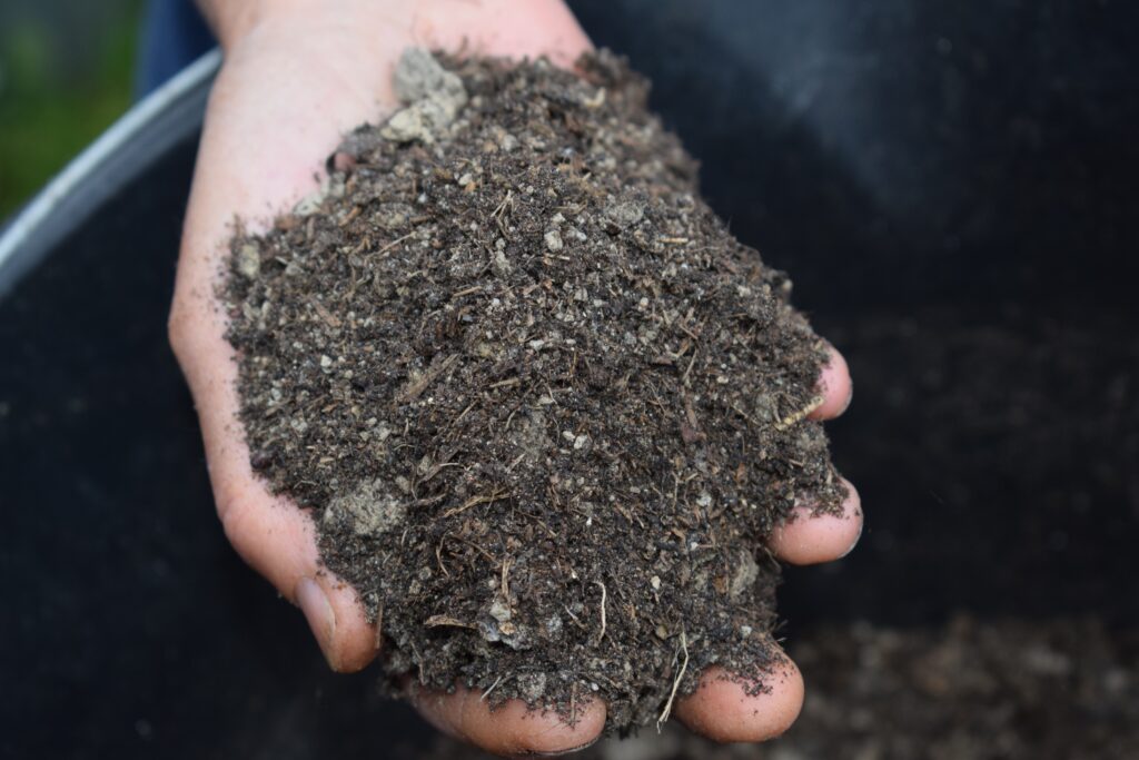 Compost en mulch voor gezonde moestuinbodem